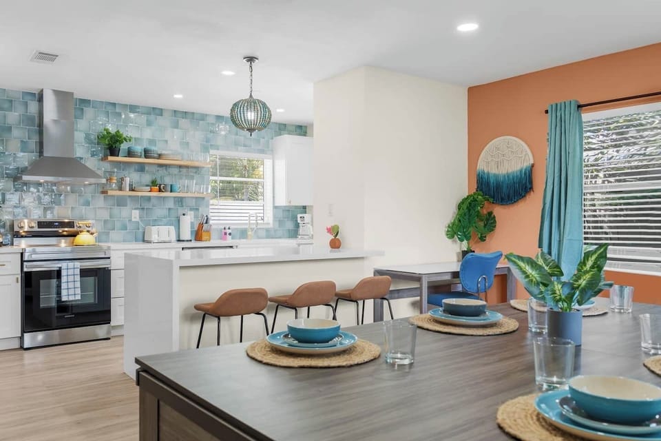 Dining to easily fit 12 between the  peninsula and dining room table!