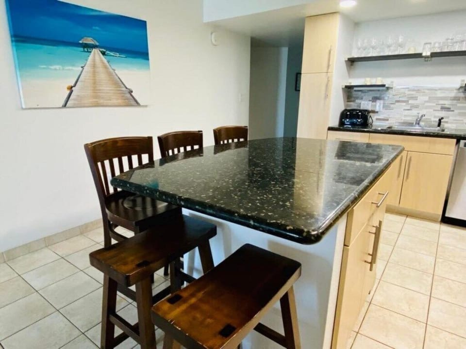 Kitchen Island / Dining Area