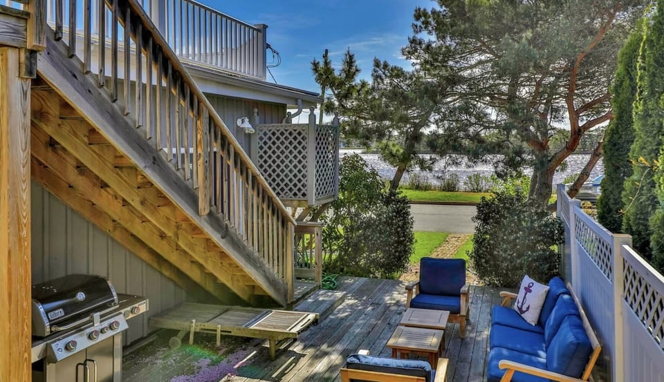 Side patio with beautiful view of Twilight Lake!