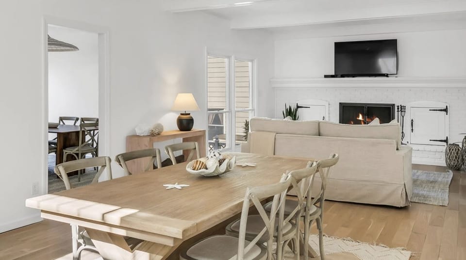Dining room and living.  DR seats 12 w leaves.