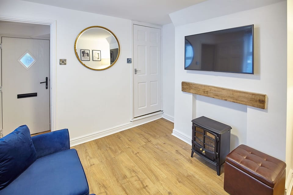 Clinker Cottage, Whitby - Host & Stay