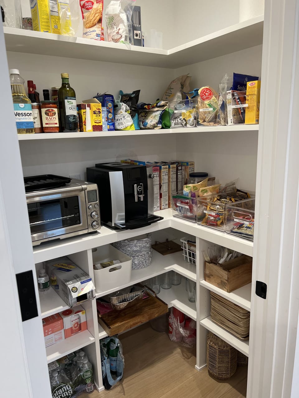 Walk-in pantry 