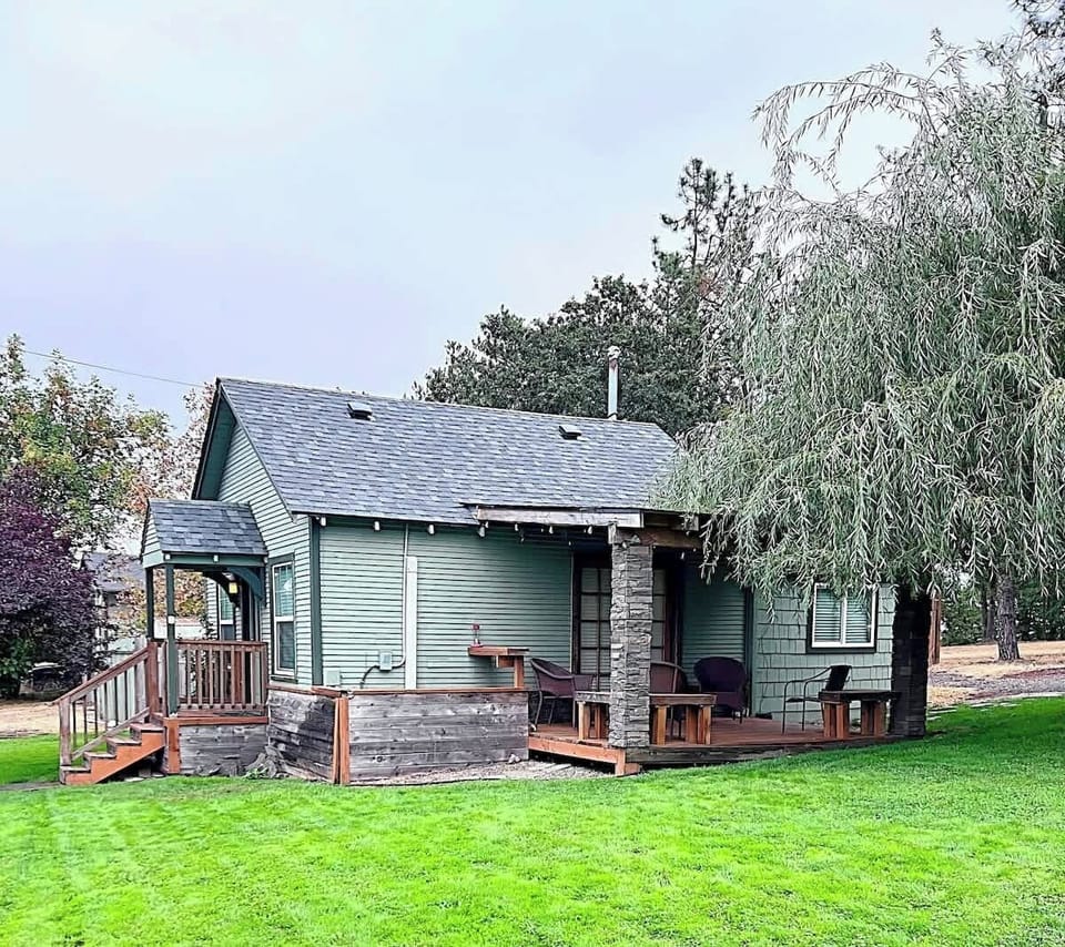 Charming Springfield cabin with rustic wood accents, covered patio, and large fenced yard backing to a wooded park. Peaceful historic district setting just minutes to Autzen Stadium, downtown Eugene, and Willamette Valley wine country.