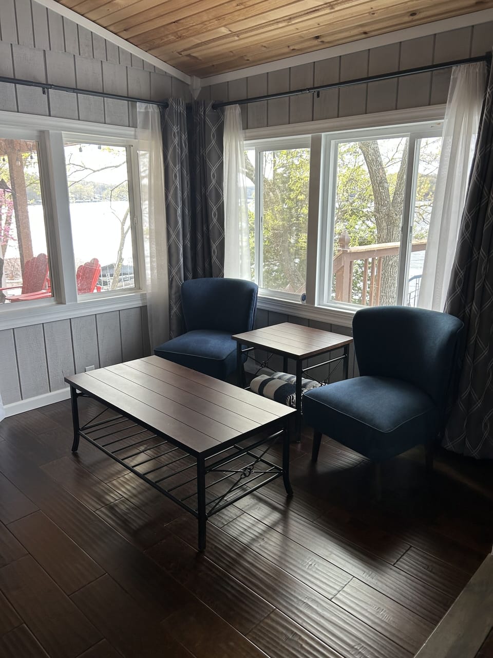 Lakeside of living room.