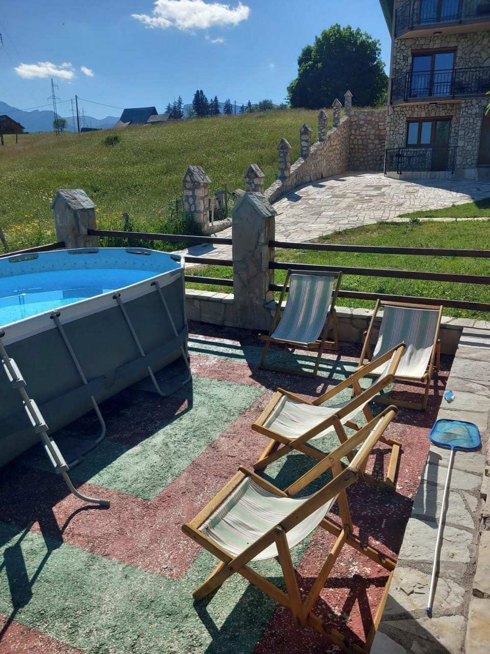 Enjoy the sun by the swimming pool and the perfect mountain view