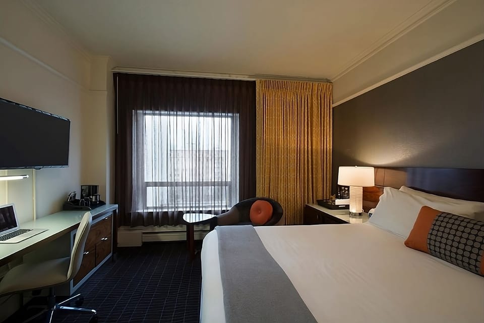Work comfortably, then relax by the window with a drink.