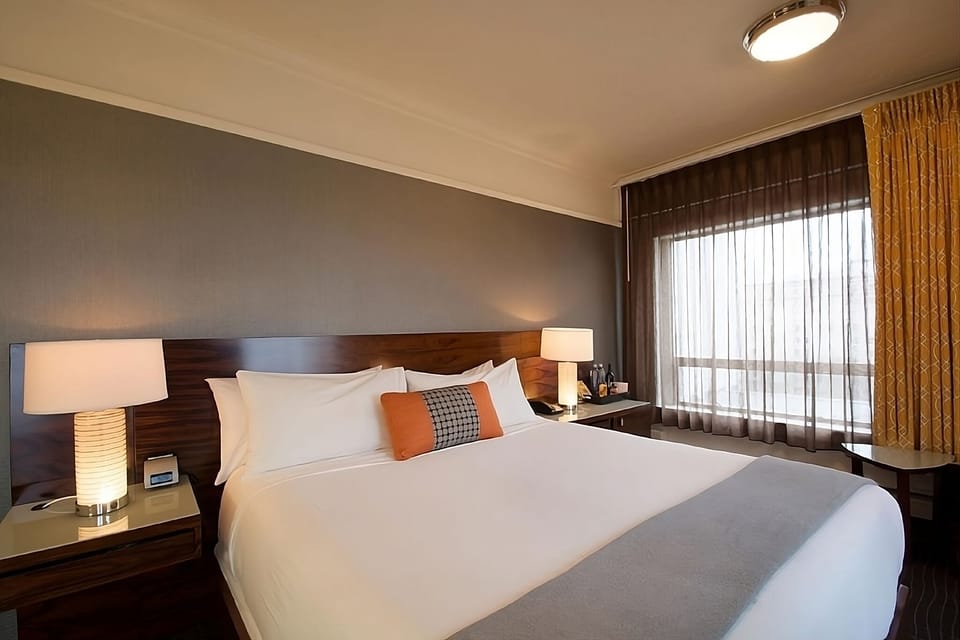 Unit with King bed. Exact unit will be assigned upon arrival. Views, colors and decor may vary.