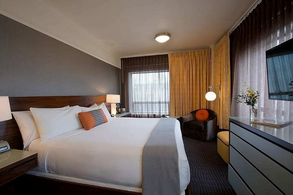 Unit with King bed. Exact unit will be assigned upon arrival. Views, colors and decor may vary.