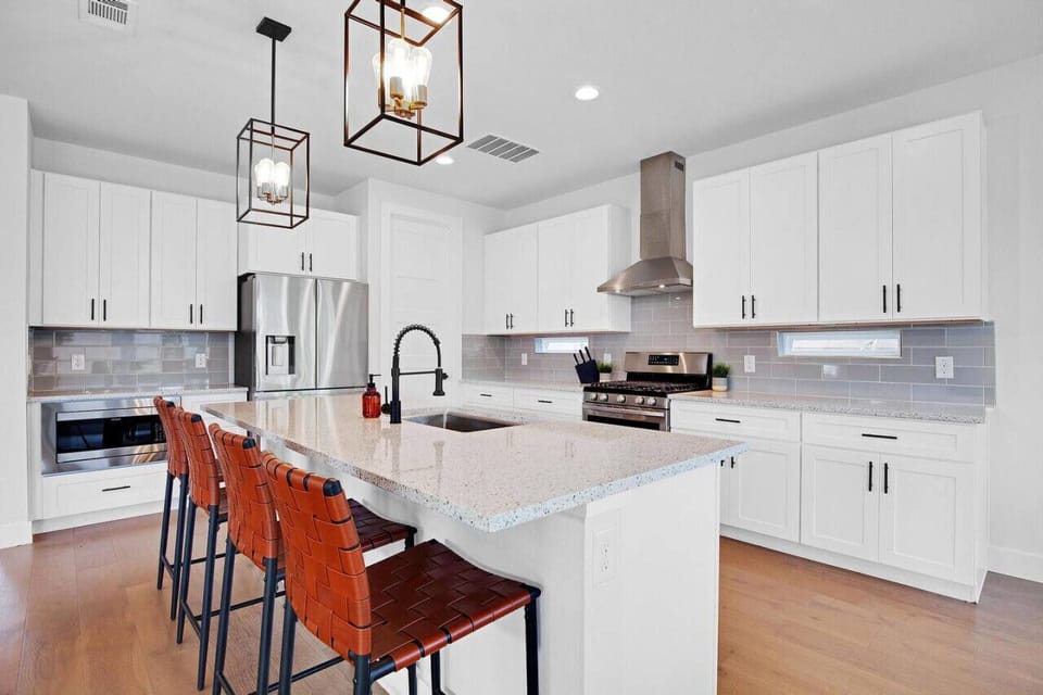 You’ll love the convenience of this fully equipped kitchen, where you can brew coffee, cook meals, or prepare snacks. The cozy layout and warm ambiance make cooking here a delightful part of your stay.