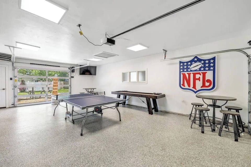 Heated garage area with ping pong, shuffle board and gaint connect four game.   Large screen TV to watch all your favorite shows and new glass garage door that gives you a fabulous view of Lambeau field.