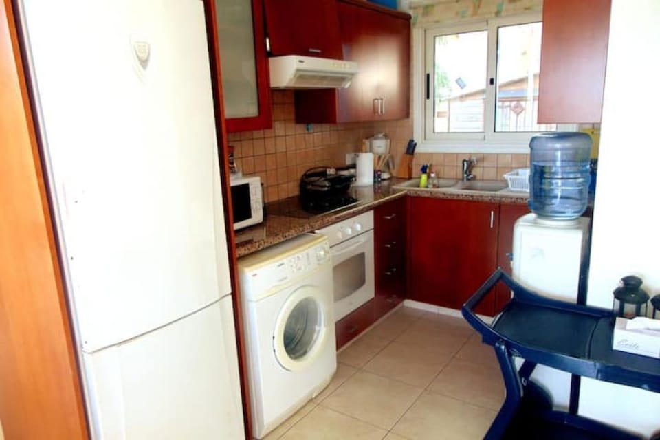 Fully equipped kitchen.