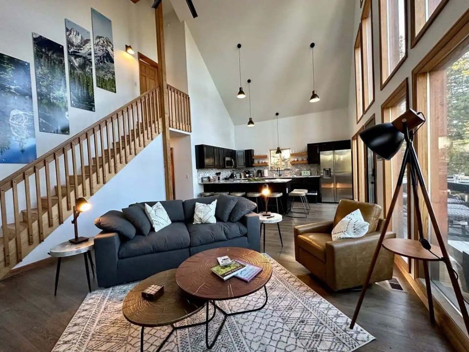 Two Levels of Fun — Main floor living, kitchen, bath + two king rooms; upstairs bunk/game lounge with arcade fun and a second bathroom. 🏠🎮