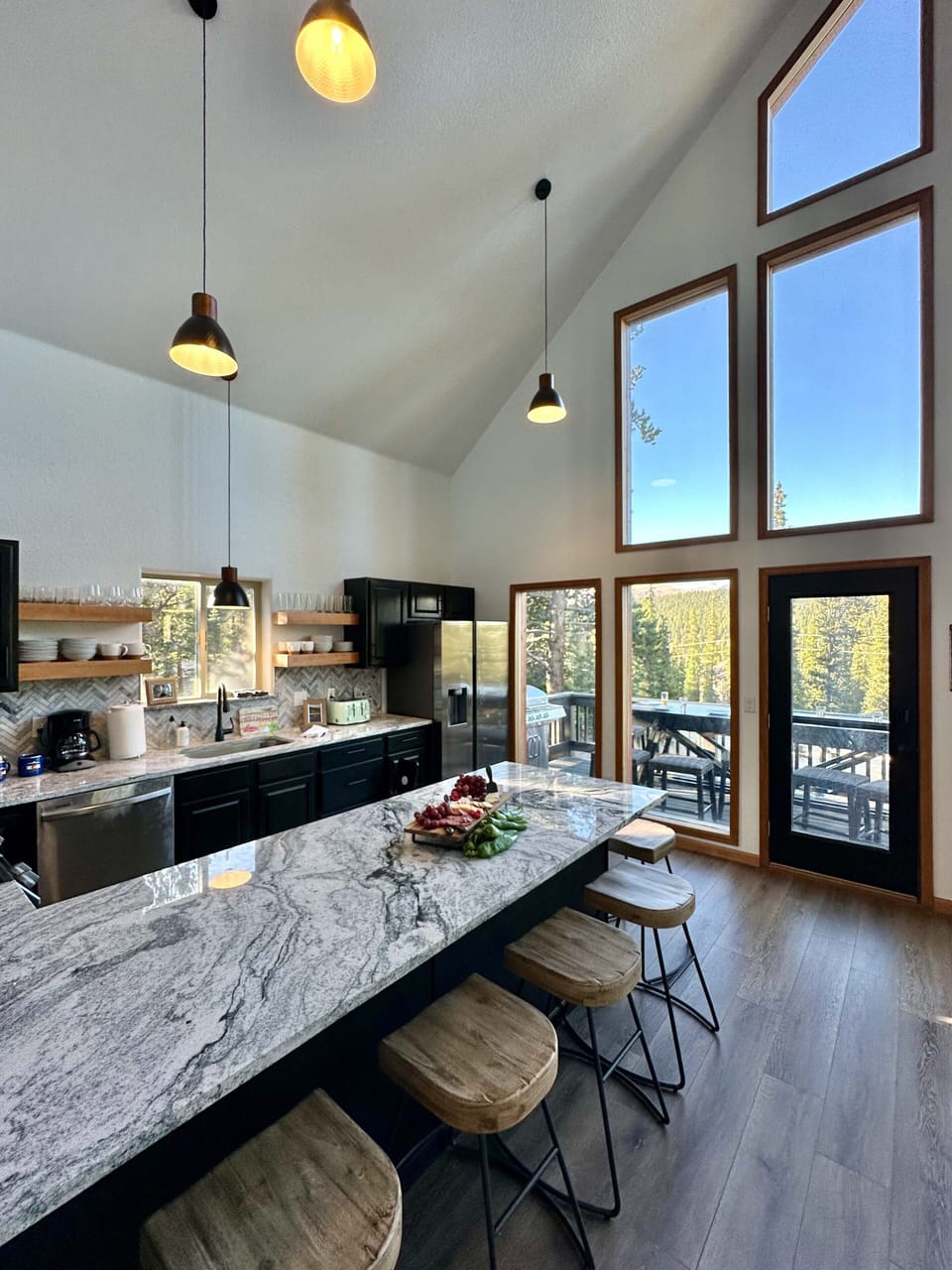 Walls of Glass — Floor-to-ceiling windows bring the outdoors in—epic views from nearly every spot in the home. 🌲🏔