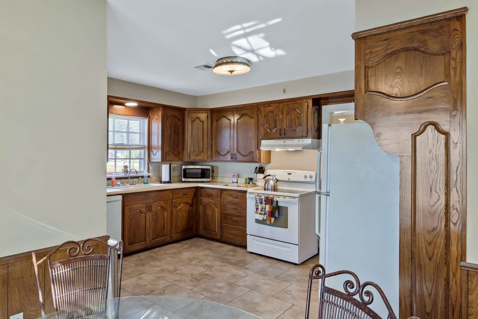 Full kitchen