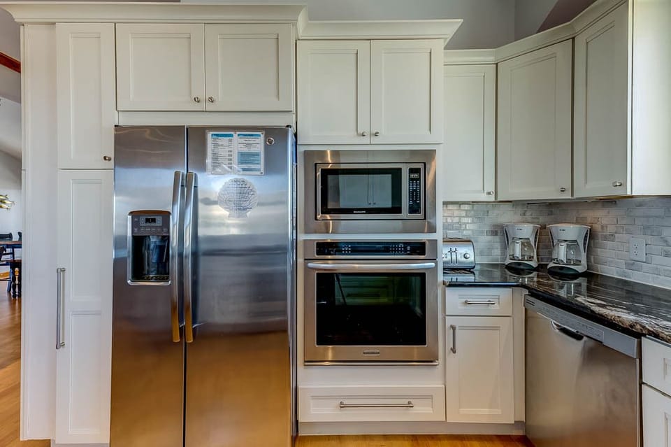 Top-Level Kitchen with Bar (seats 6)