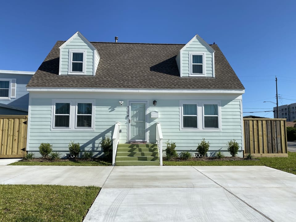 Front house with 3 parking spaces on driveway
