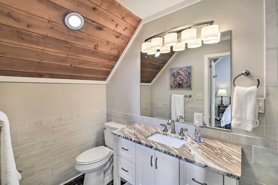 En-Suite Bathroom | 2nd Floor | Towels Provided