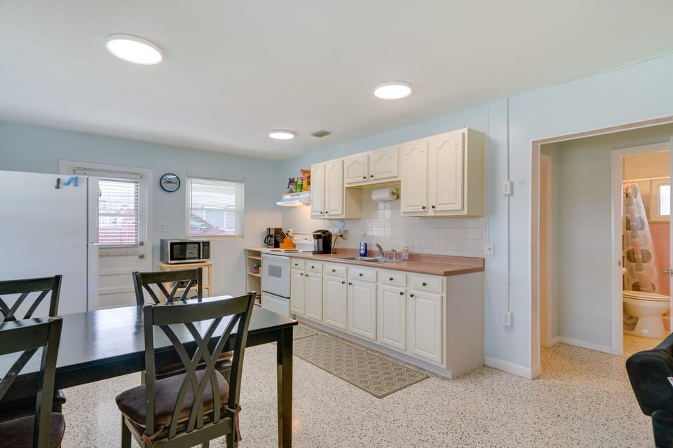 Dining Area | Dishware & Flatware Provided