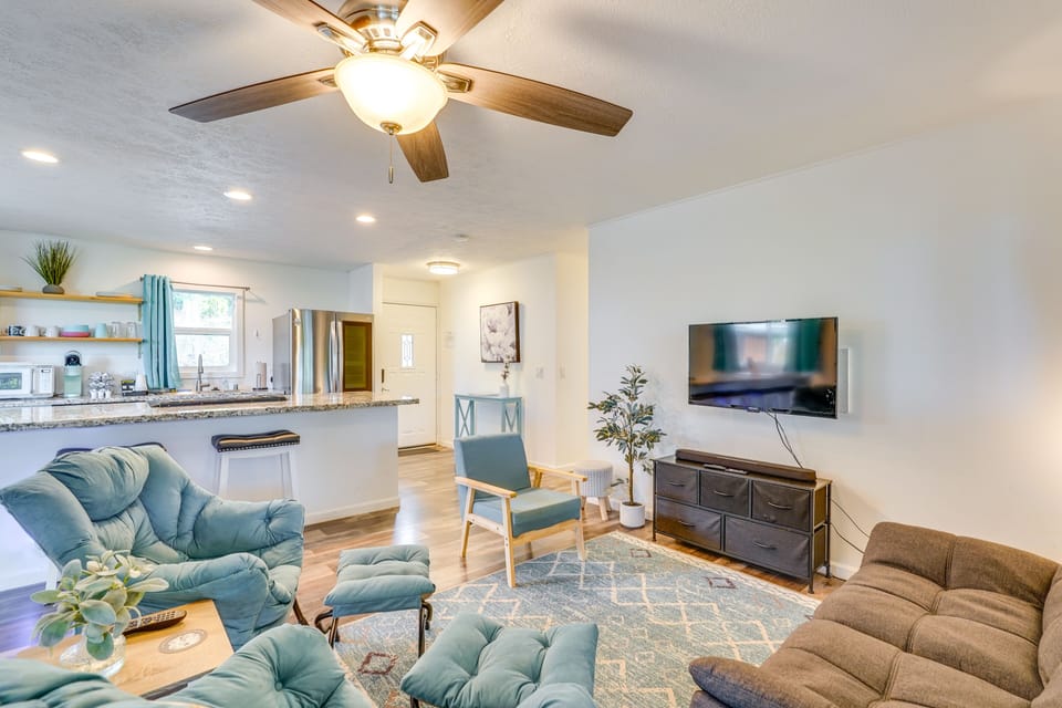 Living Room | Free WiFi | Flat-Screen TV