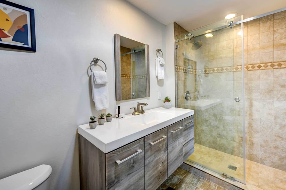 Bathroom | Complimentary Toiletries | Towels Provided