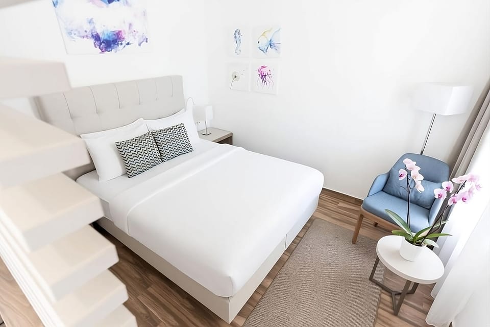 Unit with 1 Queen size bed. Exact unit will be assigned upon arrival. Views, colors and decor may vary.