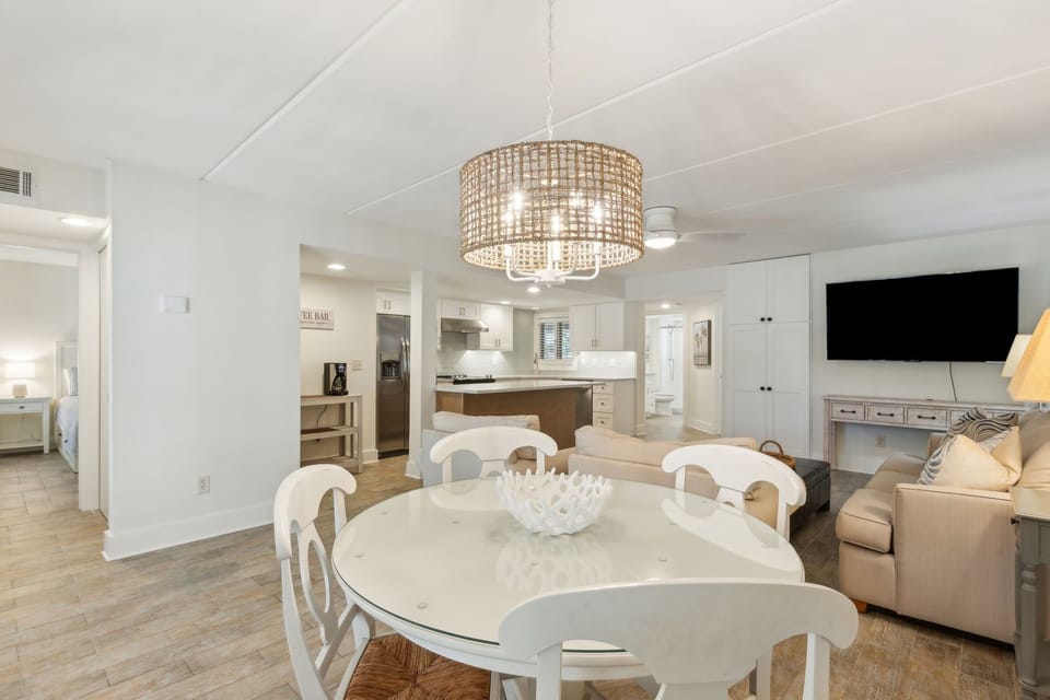 Dining Area with Seating for 4