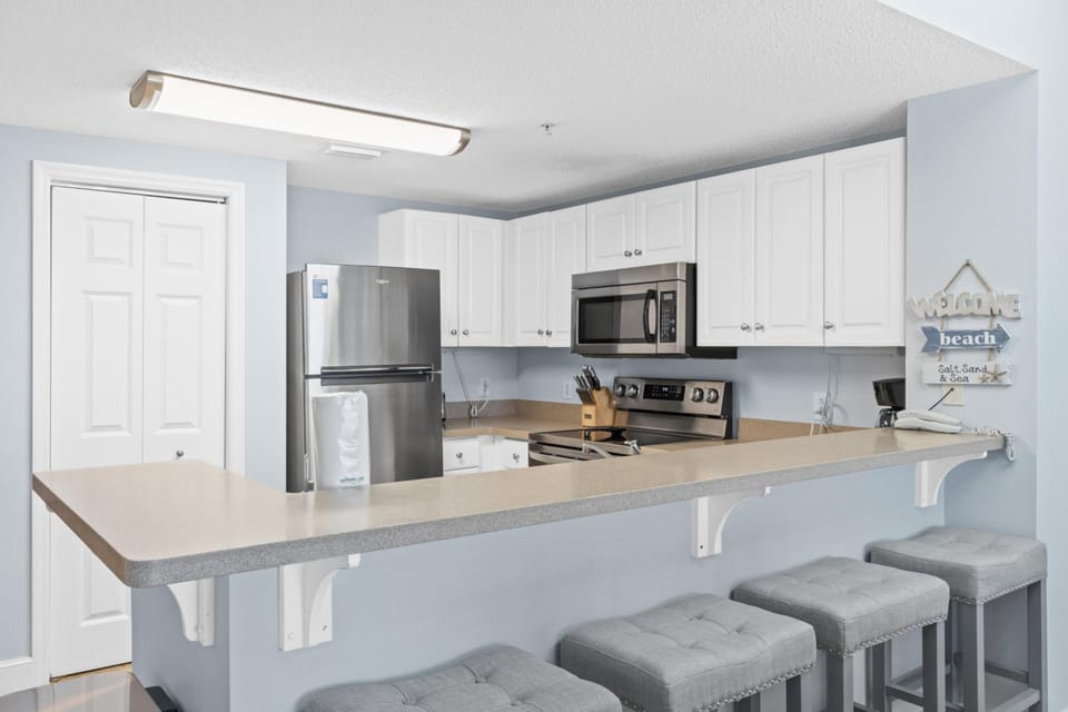 Kitchen with Breakfast Bar