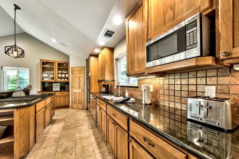 Plenty of prep space - Tons of space for meal prepping!