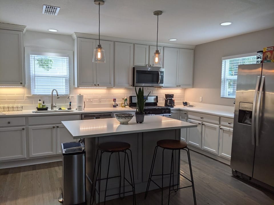 Open kitchen, fully stocked