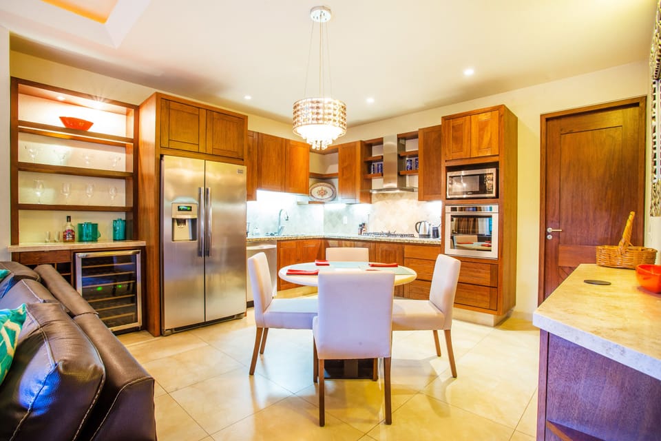 Fully equipped kitchen and dining table with seating for 4