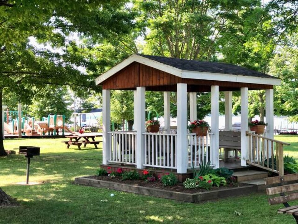 Village Park on the Lake, short walk. Pickleball, Basketball, Playground, grills