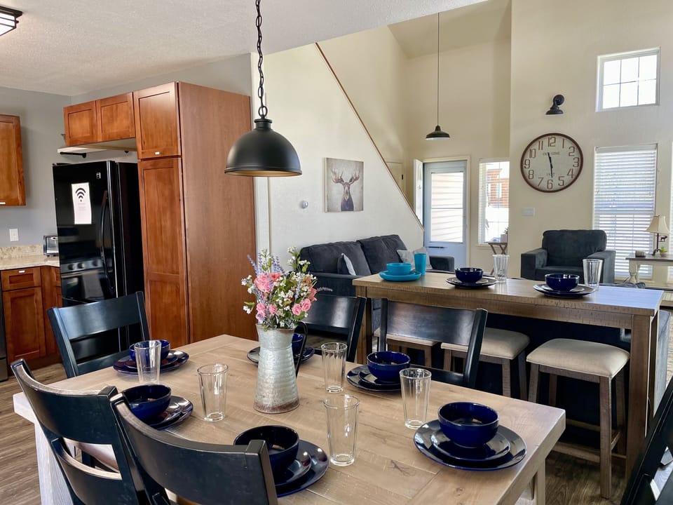 You can all sit down to a meal together at the dining table and console table.
