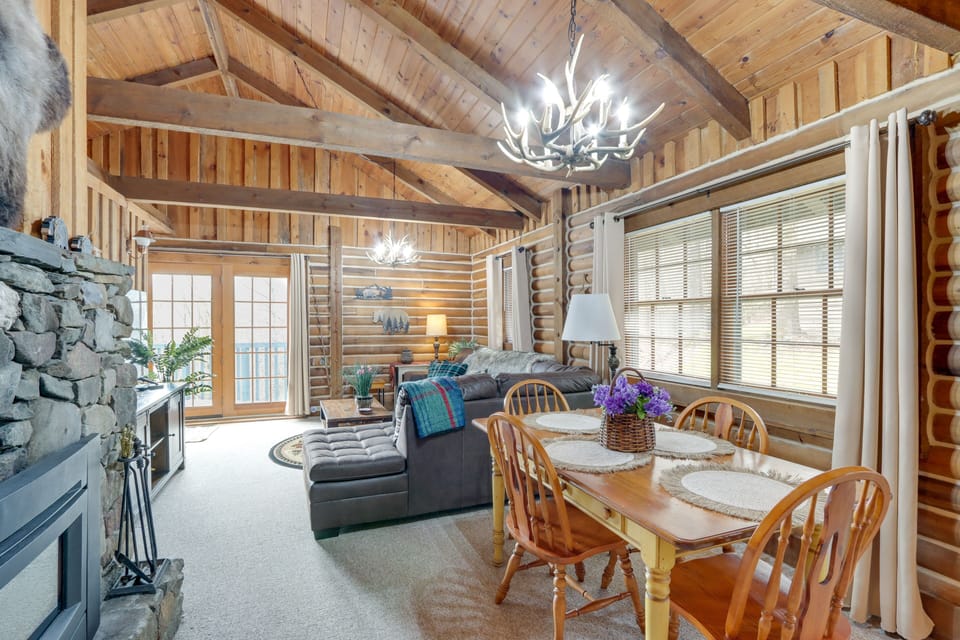 Dining Room | Dishware/Flatware Provided
