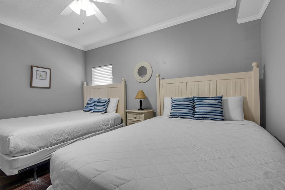 Guest room with 2 beds