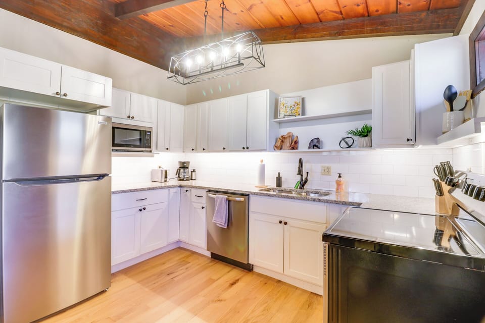 Kitchen | Cooking Basics | Spices | Paper Towels/Trash Bags Provided