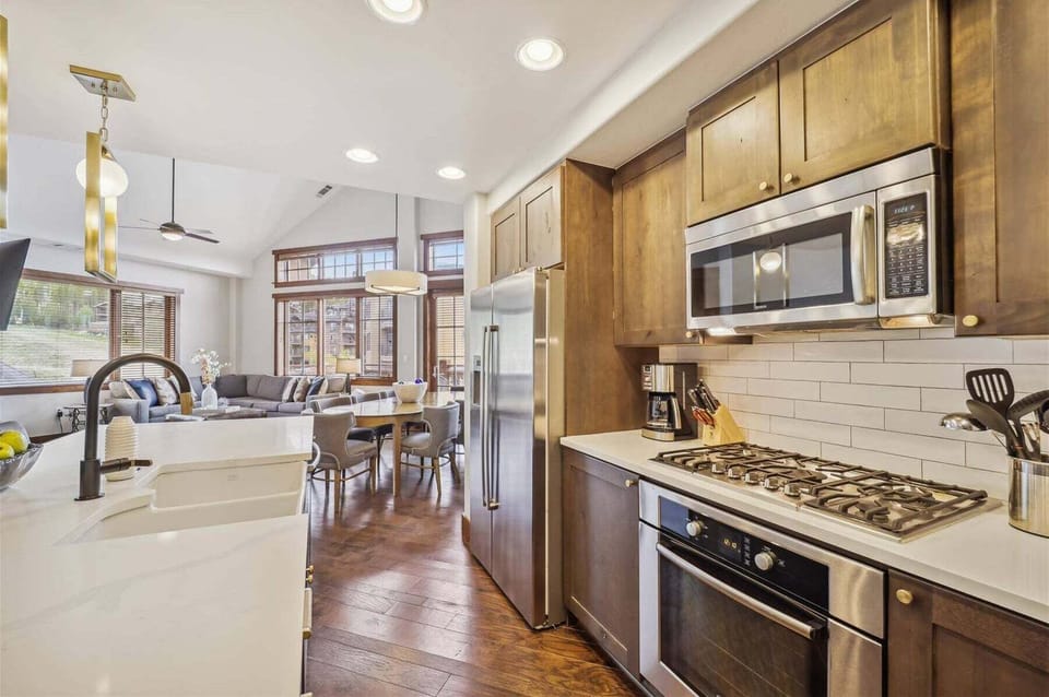 Clear sightlines to all areas of living and dining area