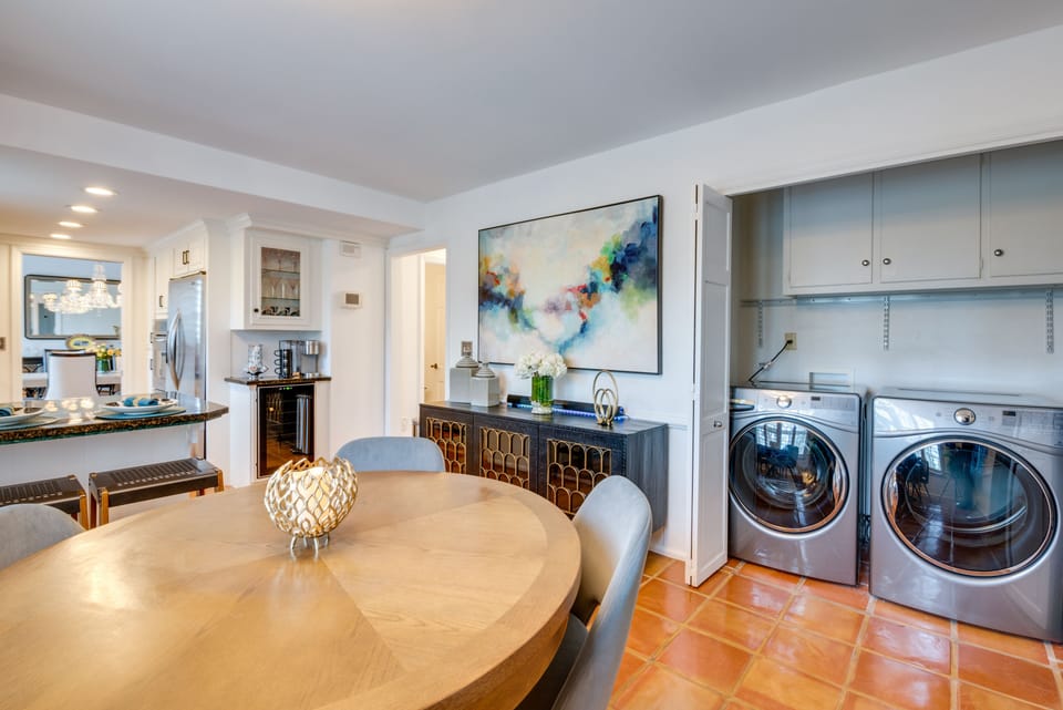 Casual Dining Area | Laundry On-Site | Coffee Bar