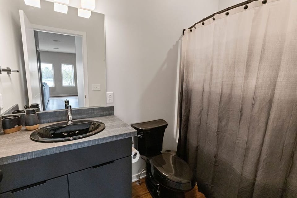 upstairs bathroom - shower/tub combo