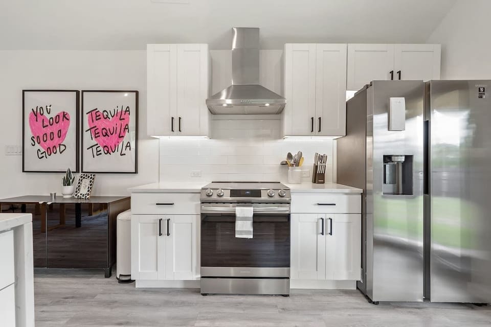Complete full kitchen, Stainless steel fridge, Icemaker& water dispenser, Electric Stove & Oven (also airfrys), Pots and pans, cooking utensils and more.