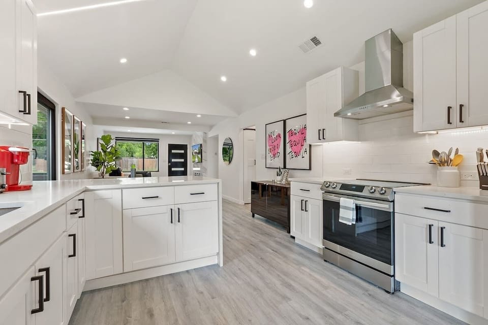 Complete full kitchen, Stainless steel fridge, Icemaker& water dispenser, Electric Stove & Oven (also airfrys), Pots and pans, cooking utensils and more.