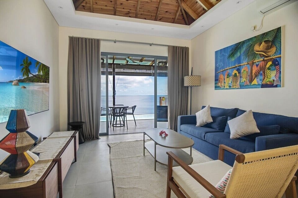 Living room leading out to the private pool & terrace, overlooking the ocean