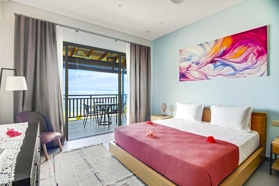 Bedroom with king size bed, overlooking the ocean