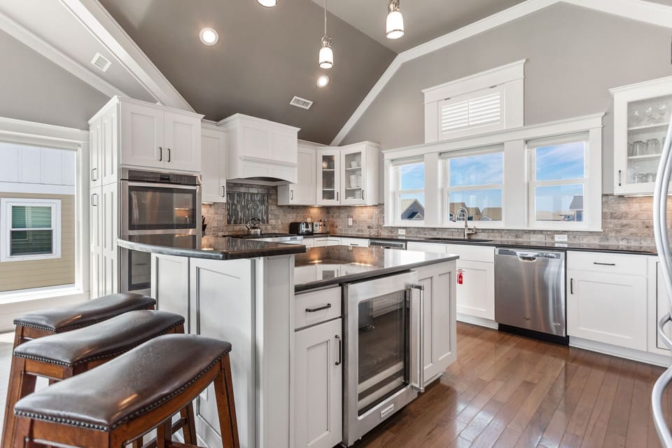 Whether you're whipping up breakfast or mixing beachside cocktails, this modern kitchen is ready to serve.