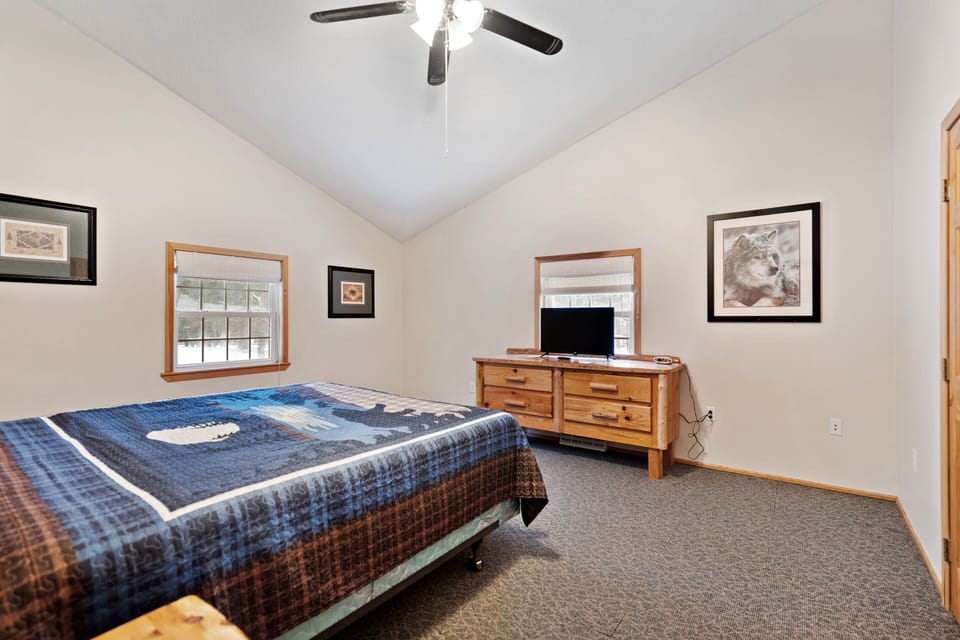 Bedroom - 1 Queen size bed and 1 Single bed - Linens provided and professionally cleaned. Great for couples.