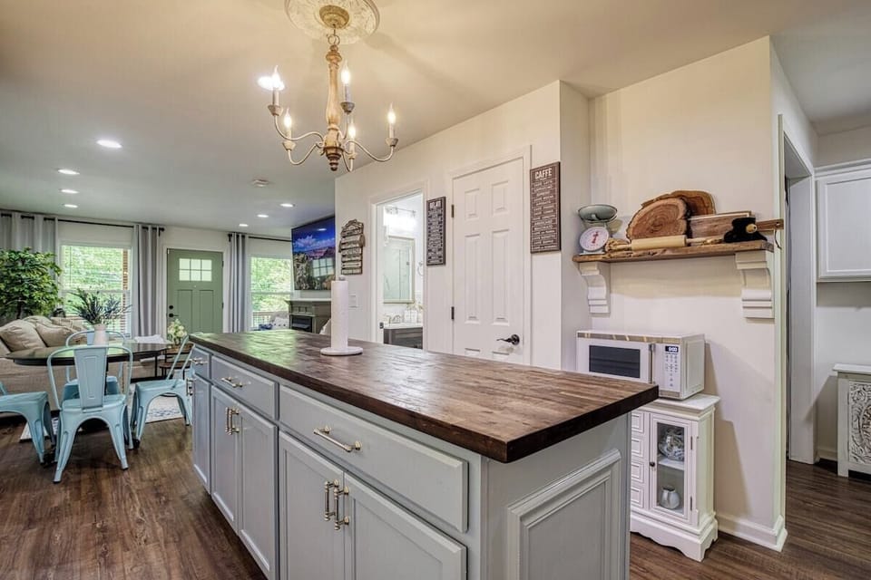 Fully Stocked kitchen

French Press
Electric Tea Kettle
Keurig
Complimentary Coffee, Tea, Coffee Syrups, Splenda, Stevia in the Raw, Honey, Frother Various creamers including keto
Infant/ toddler Booster Chair
Children Plates
Children utensils etc