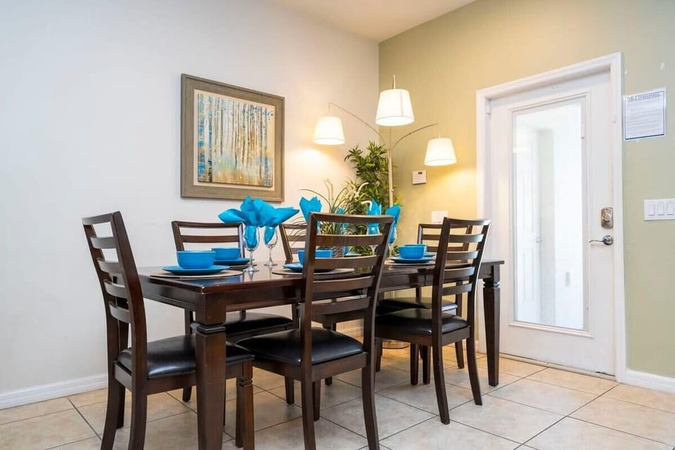 Dinning Table w Six Seats