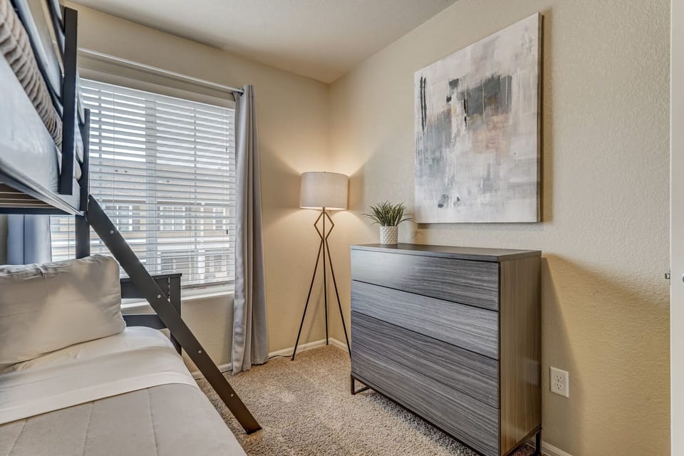 Bunkbed Bedroom- Twin over Full