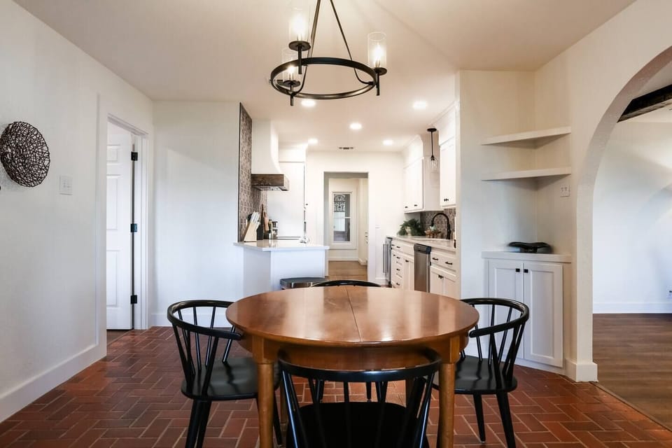 Breakfast area and kitchen