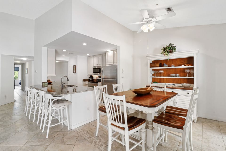 1690 Bluff Villas | Dining Table - 1690 Bluff Villas | Dining Table