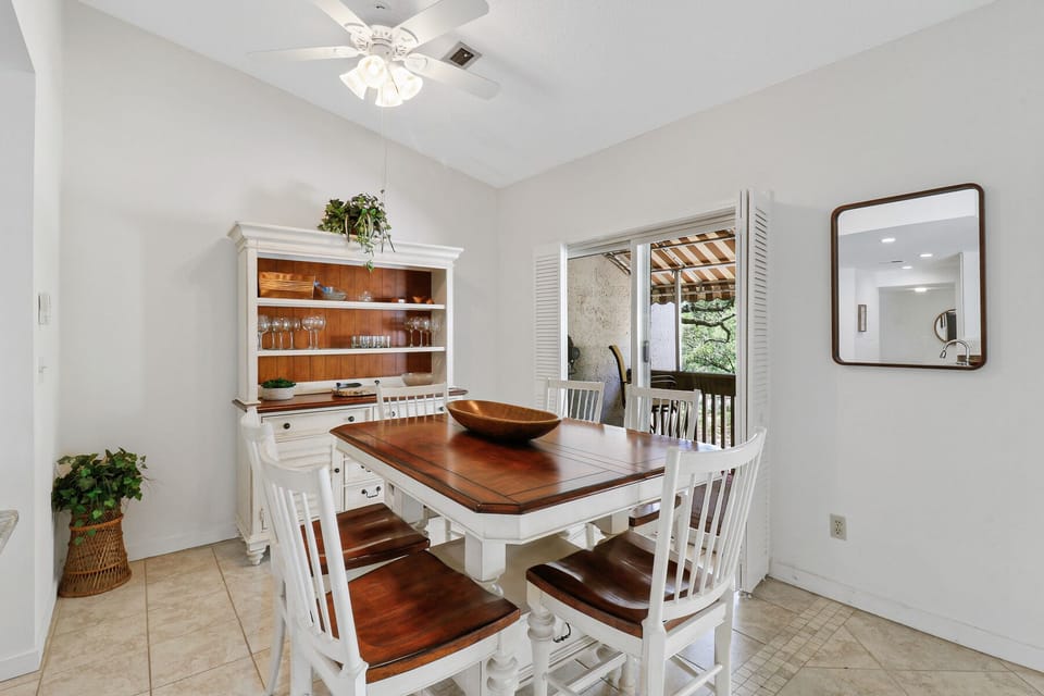1690 Bluff Villas | Dining Table - 1690 Bluff Villas | Dining Table